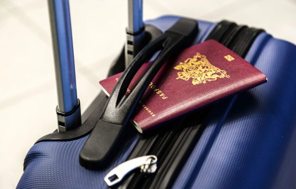 Une photo d'un passeport sur un bagage.