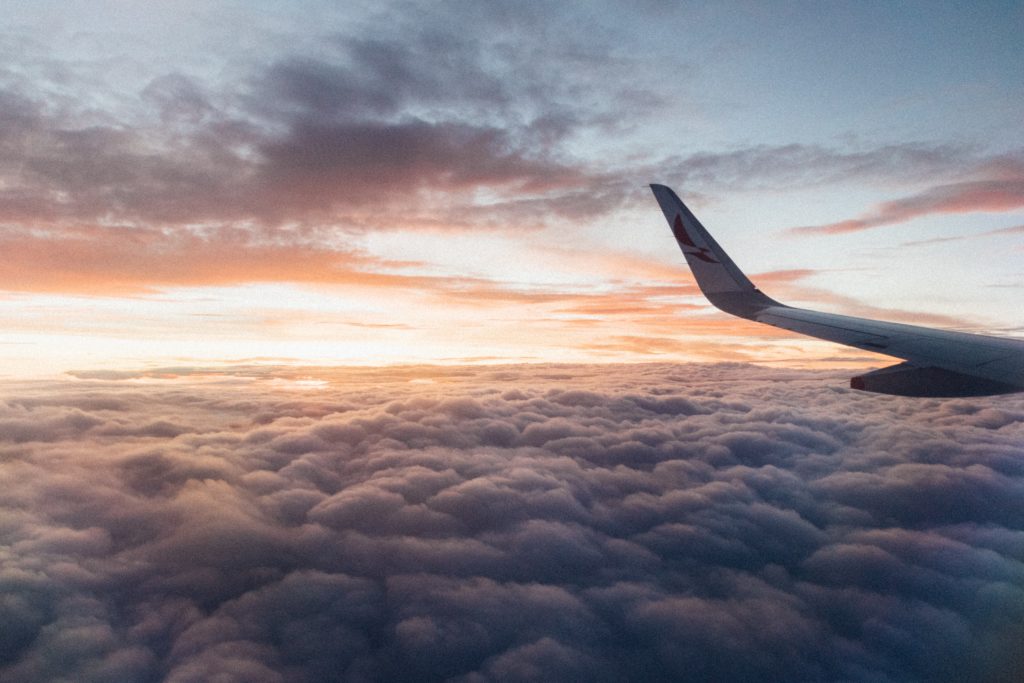 Une belle vue d'un avion au-dessus des nuages.