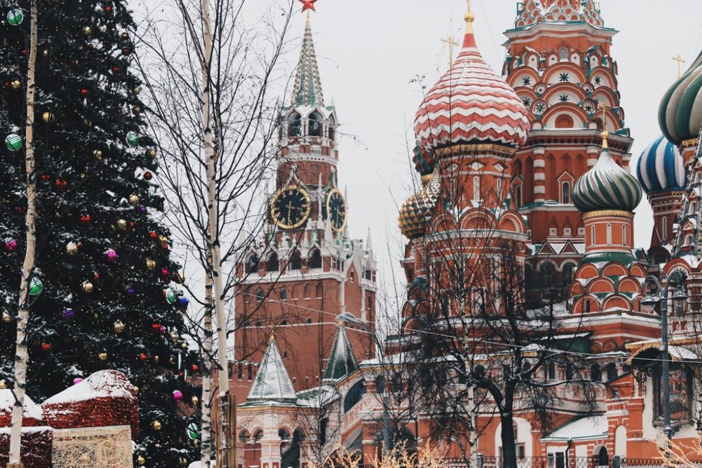 La Catedral de San Basilio en Rusia es fotografiada en un día de nieve.