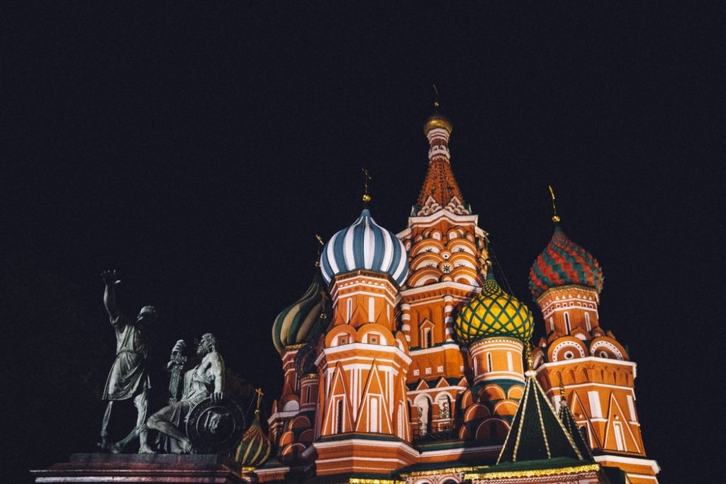 La Catedral de San Basilio en Rusia es fotografiada de noche.