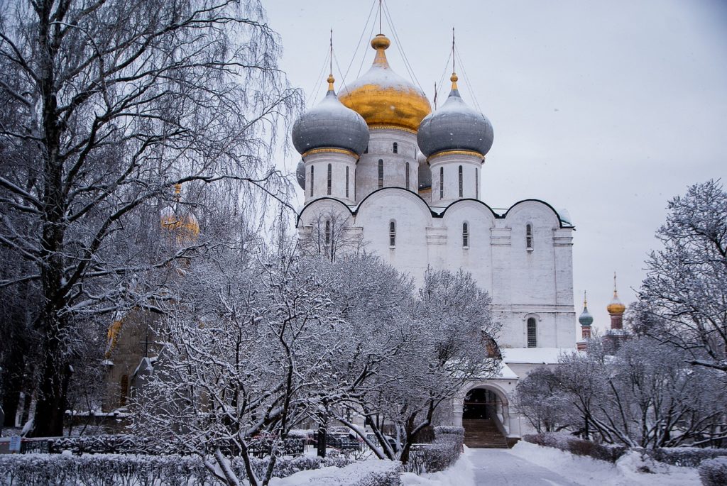 Un palacio de color blanco en Rusia fotografiado en un día de nieve.