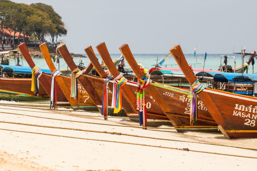 Distintas balsas ancladas en la arena. La foto es tomada en una playa en Tailandia.