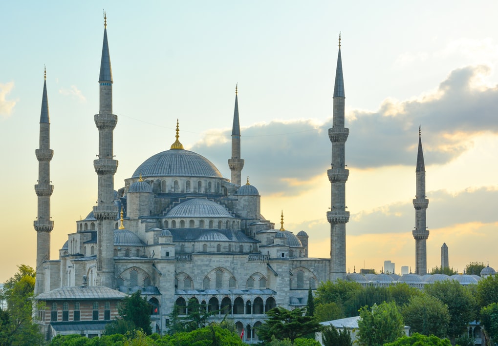 La Mezquita Azul de Estambul es fotografiada por la tarde.