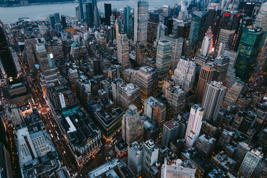 Foto de la ciudad de Nueva York y sus rascacielos tomada desde lo más alto.