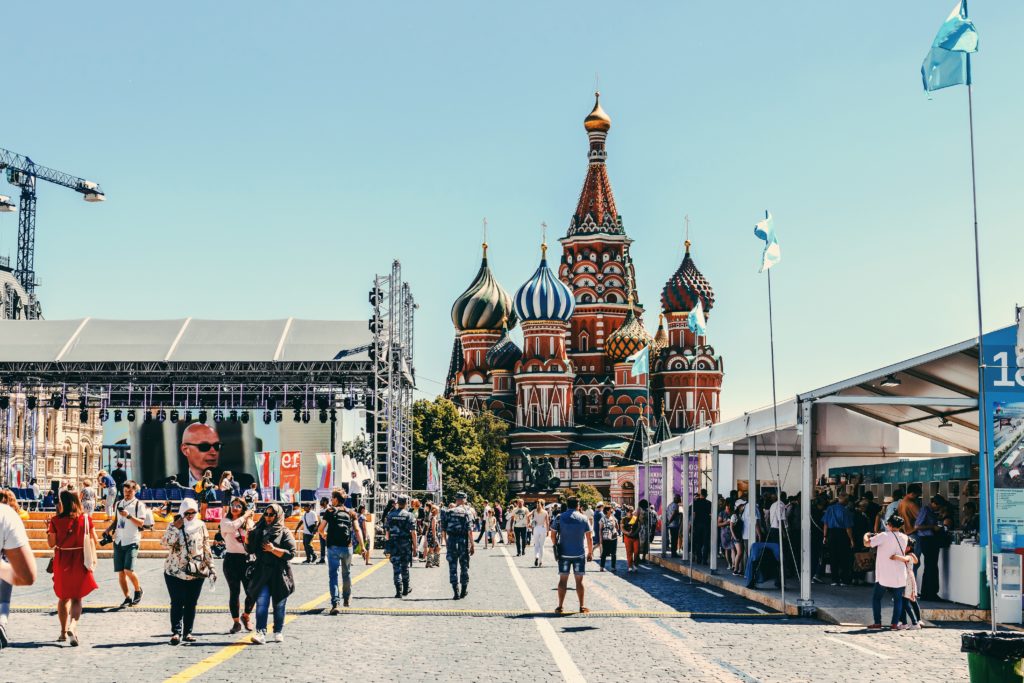 La Catedral de San Basilio en Rusia es fotografiada desde lejos. Mucha gente camina por la zona.