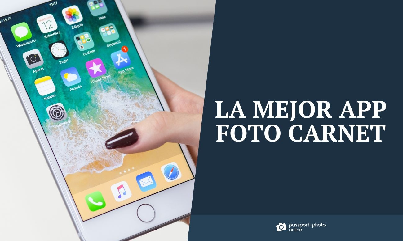 La imagen muestra la pantalla principal de un iPhone blanco, que es sujetado por una mano con uñas color marrón. ¿Cuál es la mejor app foto carnet para añadir a su smartphone?