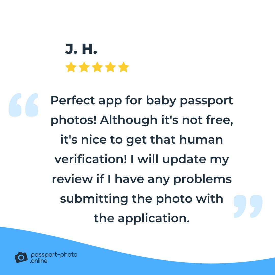 a five-star customer review of the Passport Photo Online app from the Google Play Store