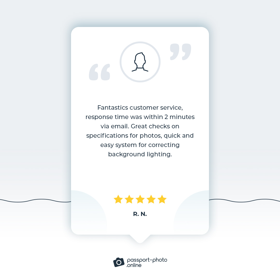 A five star customer’s review on the Passport Photo Online service from the Trustpilot platform.