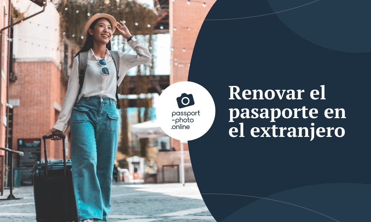 Una joven lleva su maleta y sujeta su gorro con la otro mano. Sonríe tras renovar su pasaporte en el extranjero.